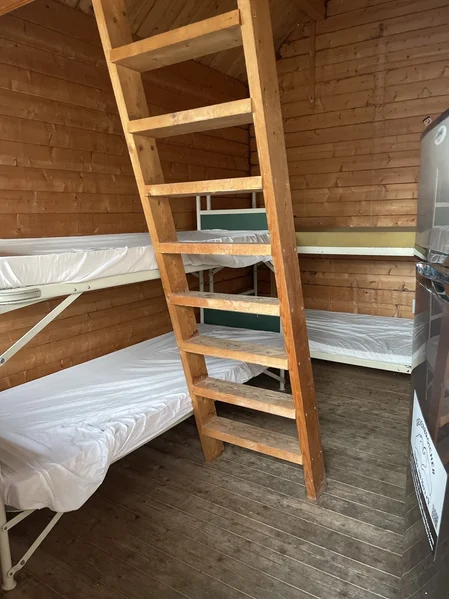 Innenansicht der Hütten mit Hochbetten